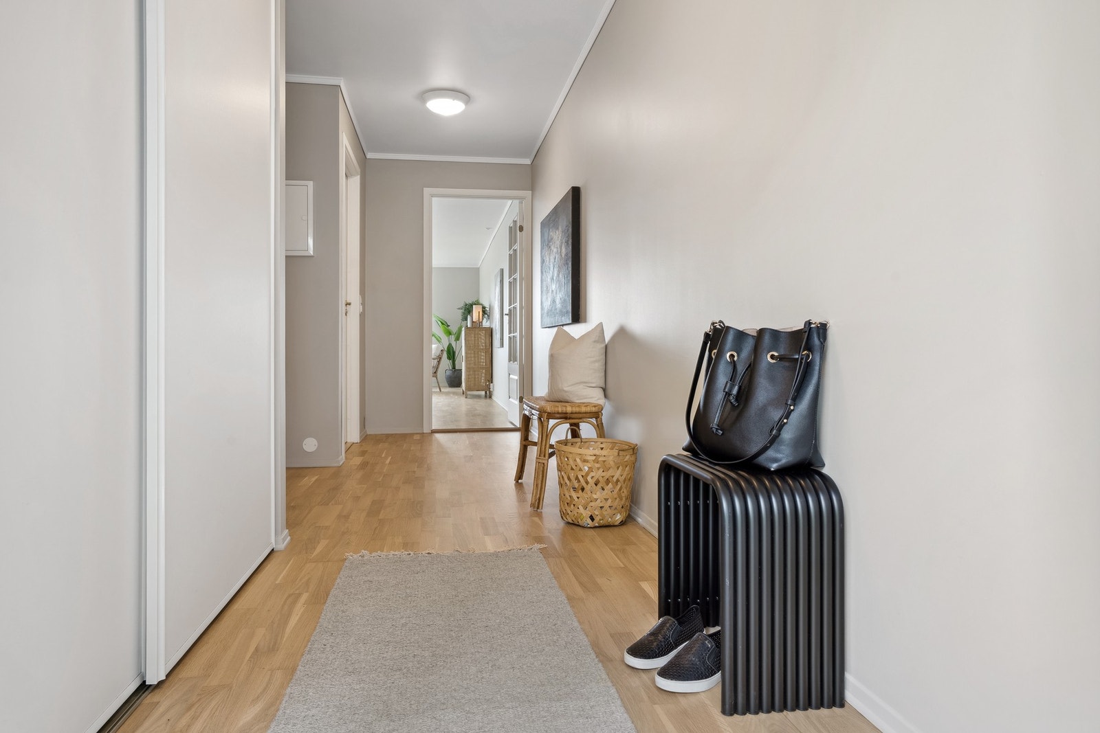 Leiligheten har en romslig entré på 10,4 kvm med innebygd skyvedørsgarderobe og god plass til yttertøy og sko. Galleribilde