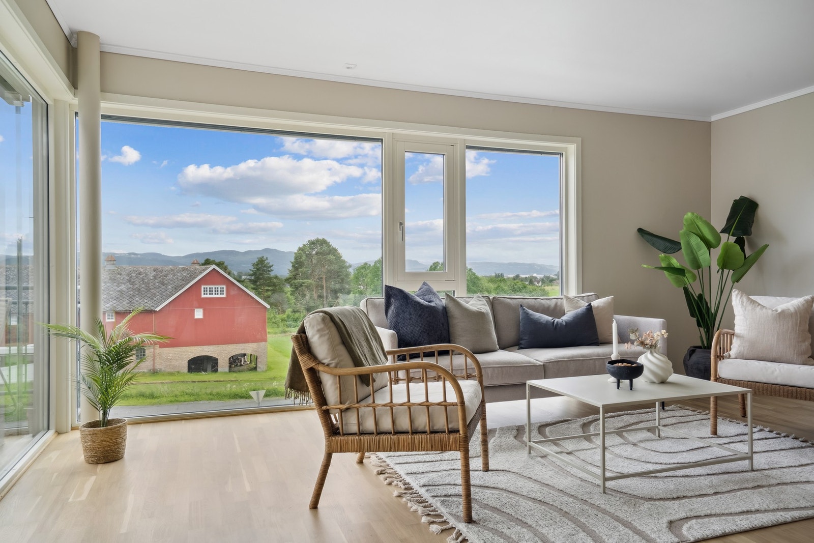 I juni 2025 ble gulvet slipt og veggene malt. Galleribilde