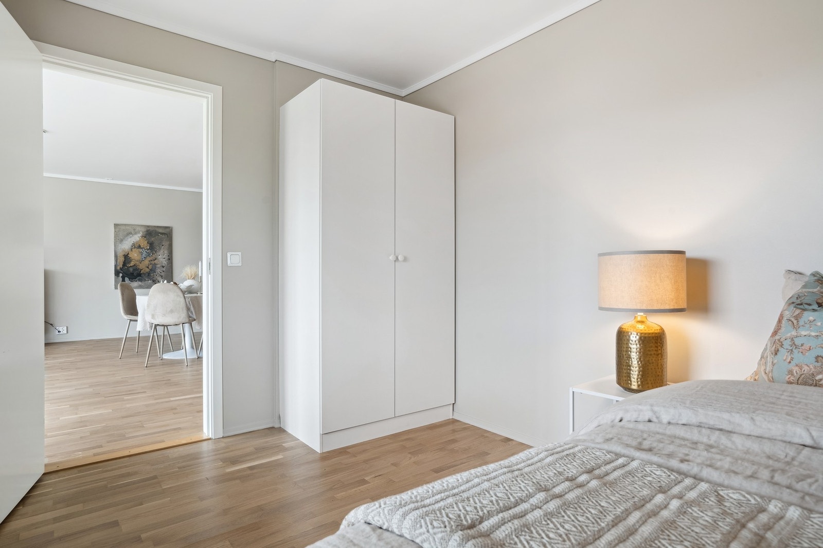 Soverom 2 har også plass til garderobeløsning. Begge soverommene kan enkelt innredes etter ønske og behov. Galleribilde