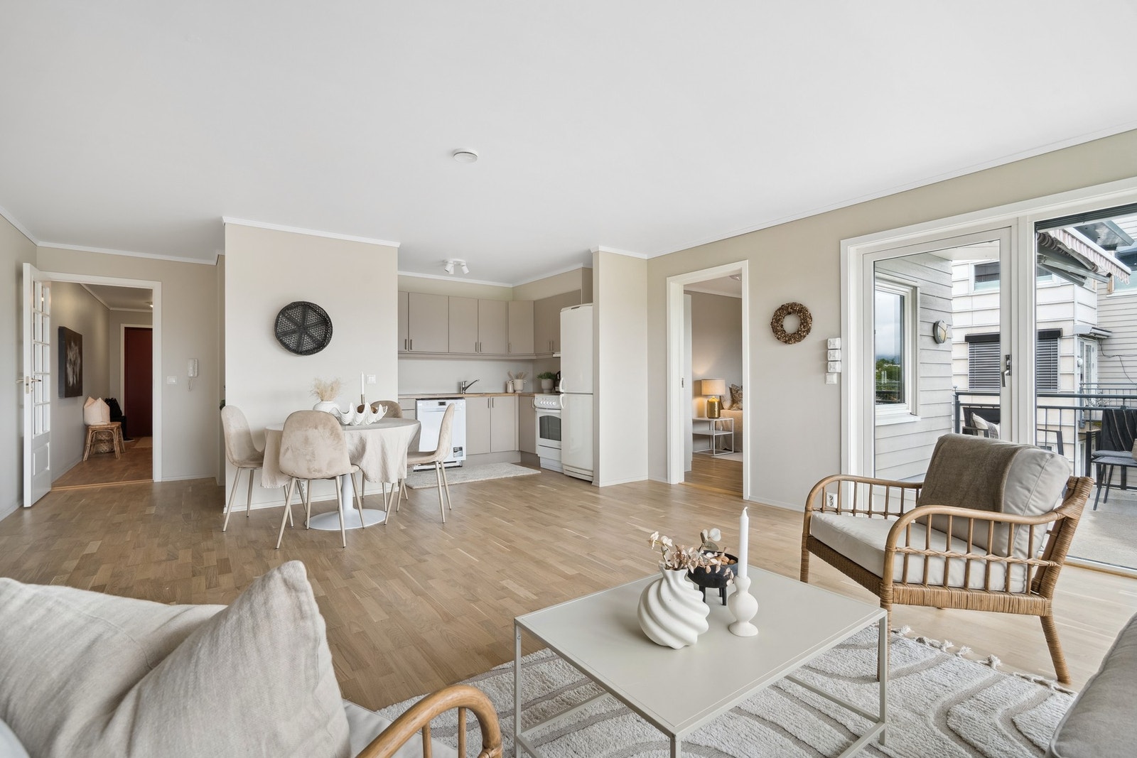 Leiligheten byr på en lys og delvis åpen stue/kjøkkenløsning med plass til både spisebord og sofagruppe. Galleribilde