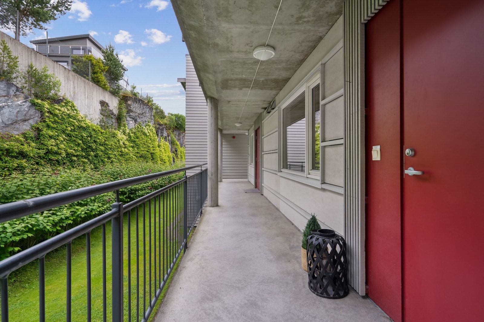 Bussholdeplassen Stokkan nedre ligger i umiddelbar nærhet til leiligheten. Galleribilde