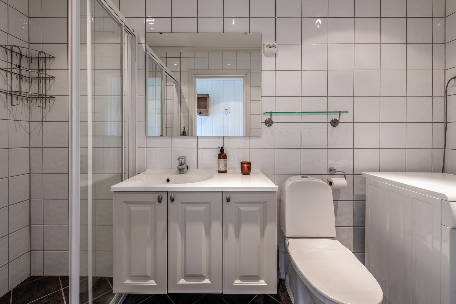 Flislagt bad med opplegg for vaskemaskin Galleribilde