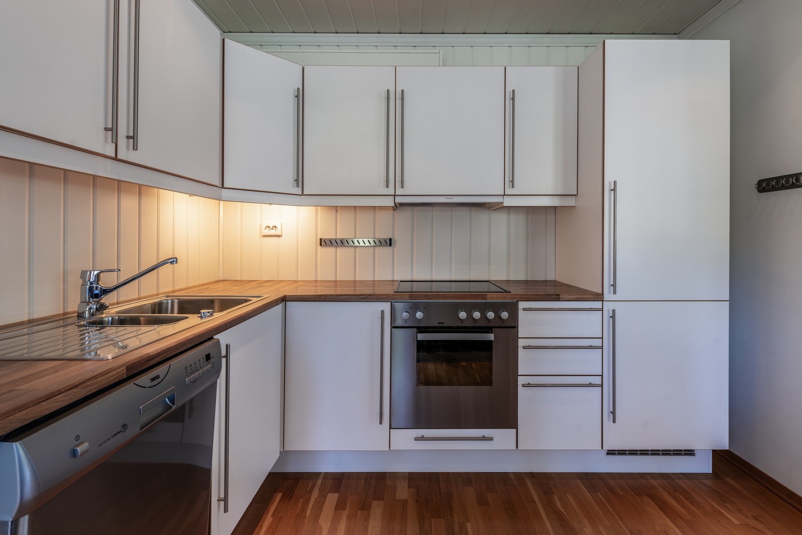 Over kokesone er de montert mekanisk avtrekk/ventilator med utløp på yttervegg/tak Galleribilde