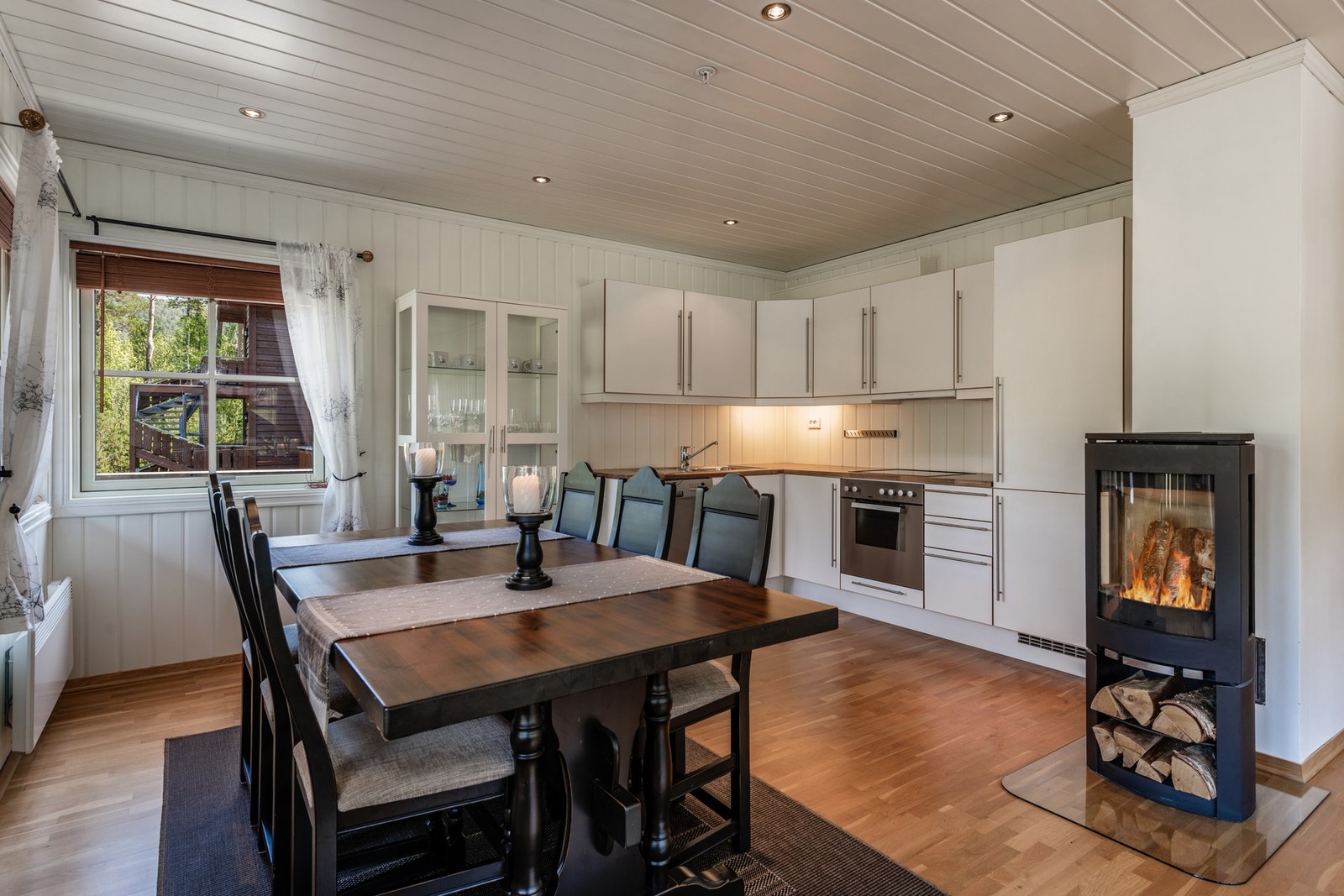 Peisovnen gir varme på kalde vinterdager og ekstra hyttekos Galleribilde