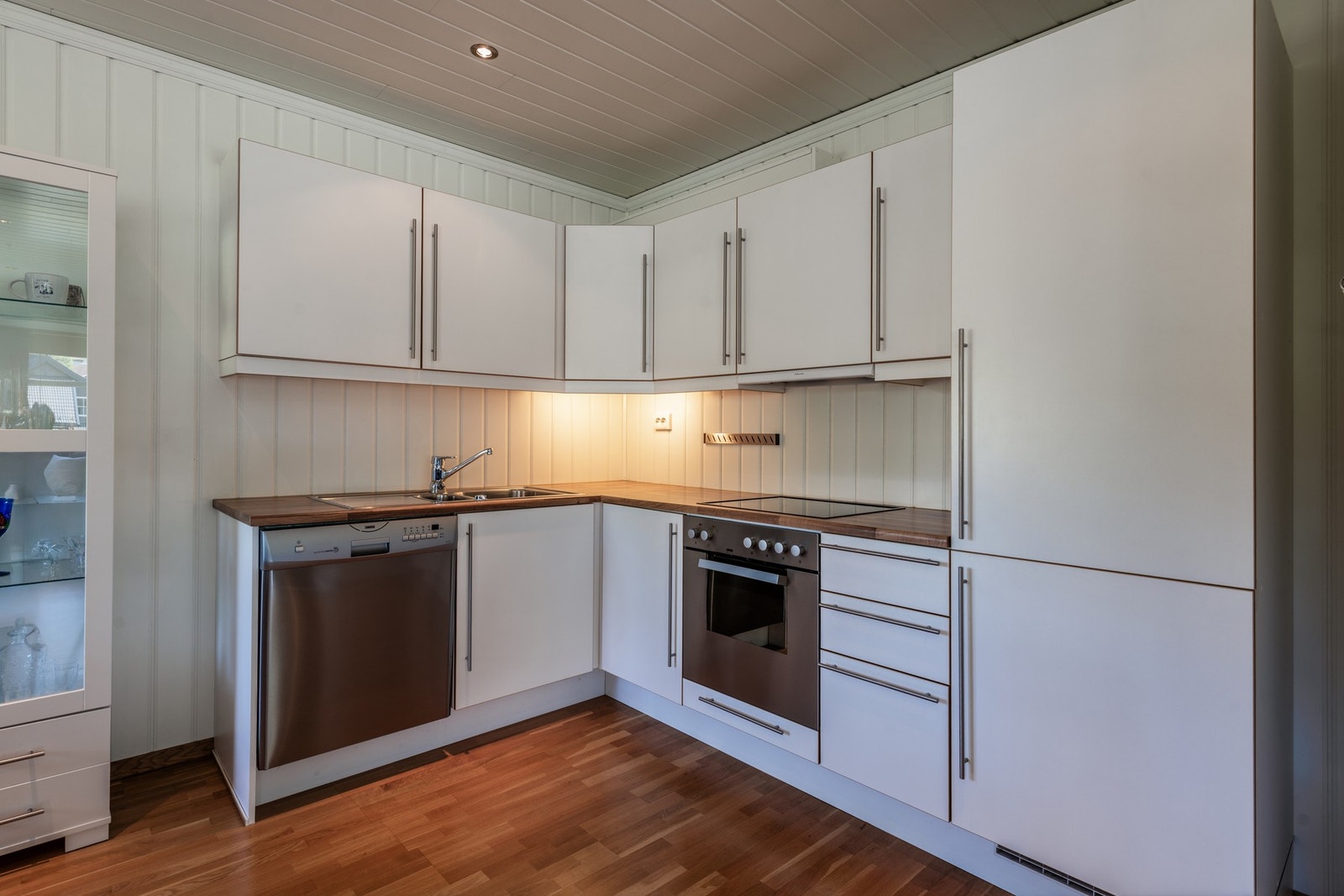 Kjøkken har frittstående oppvaskmaskin og integrert komfyr, platetopp og kjøl/frys Galleribilde