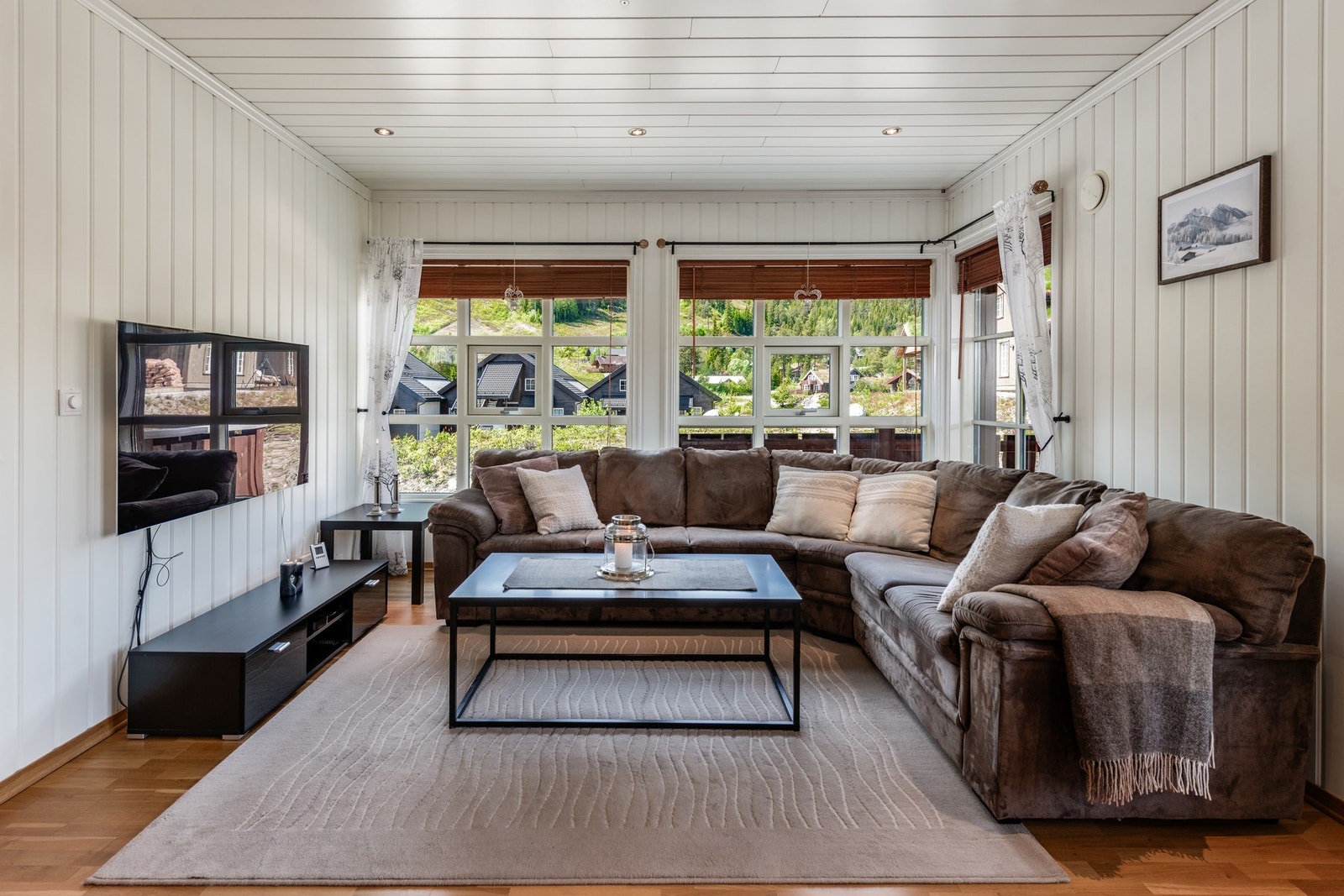 Lys og romslig stue med store vindusflater som slipper inn godt med naturlig lys Galleribilde