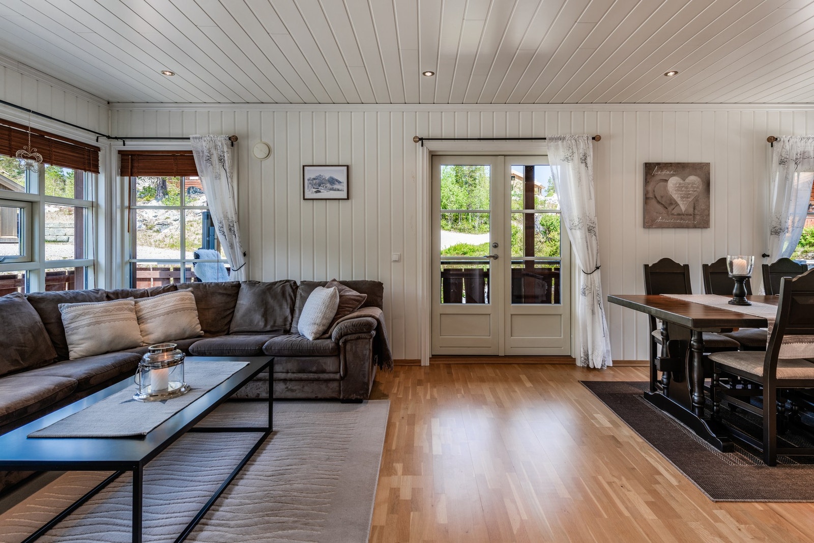 Fra stuen er det utgang til balkong Galleribilde