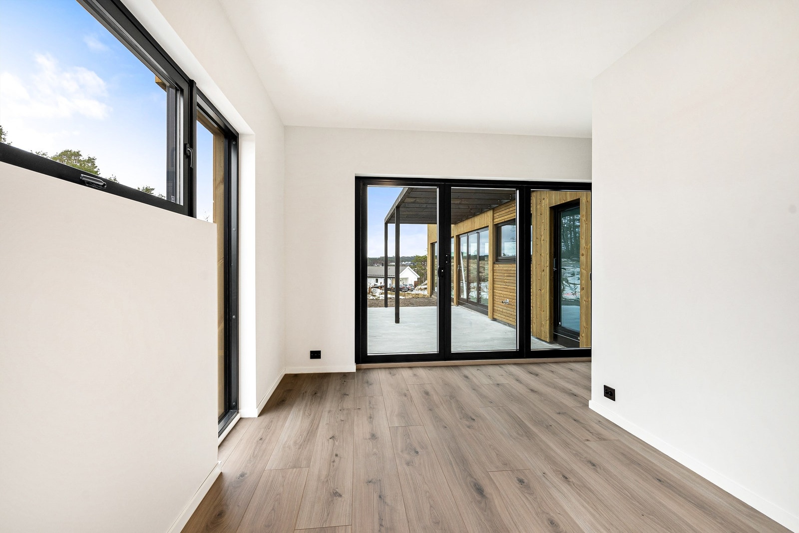 Utgang til terrassen fra soverom/stue. Galleribilde