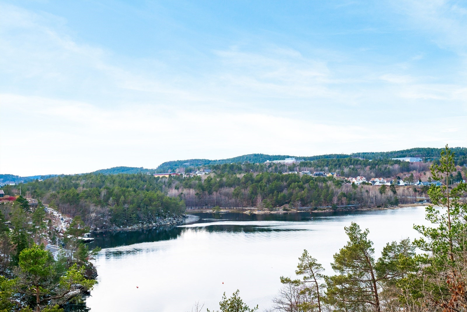 Det er kjørevei helt inn til feltet, og kort vei til Lillesand sentrum. Galleribilde