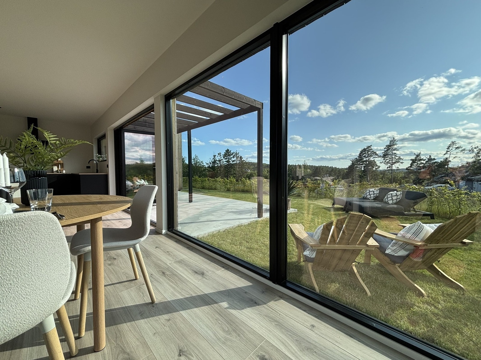 Store vindusflater gir rommet en luftig og lys atmosfære. Galleribilde