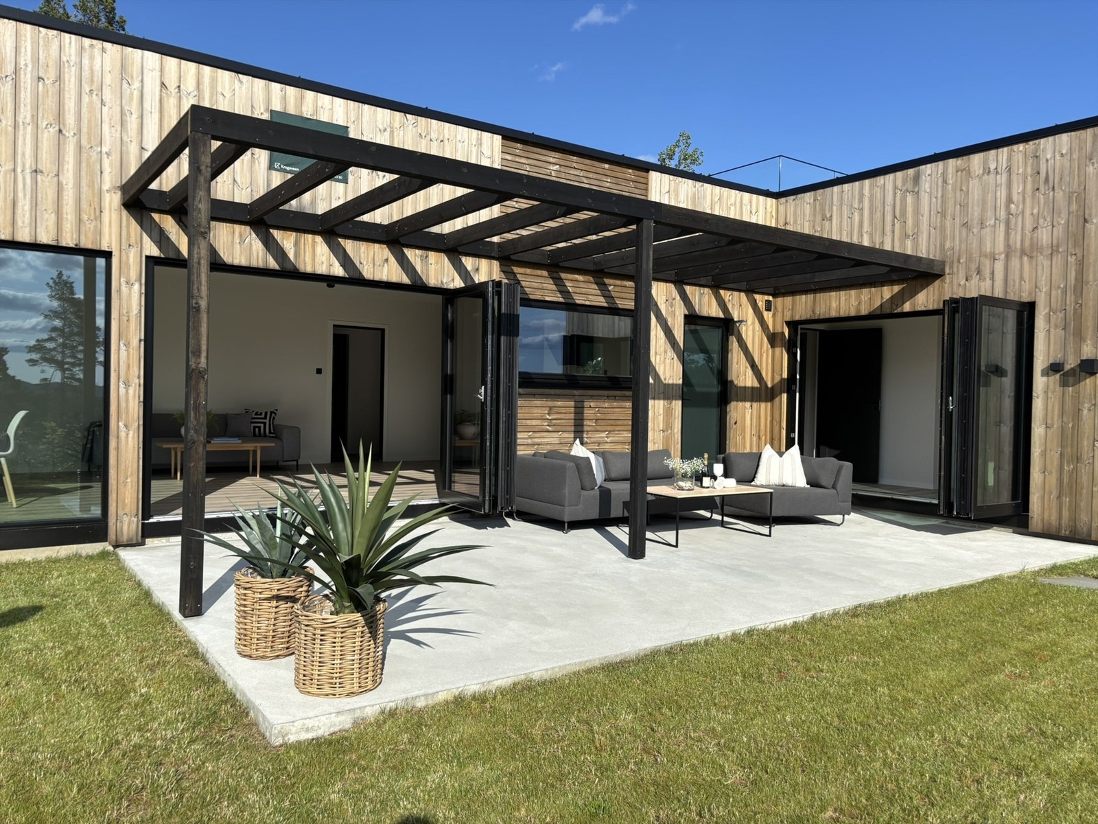 Sjarmerende uteplass - ideell for grilling og sosiale stunder. Galleribilde