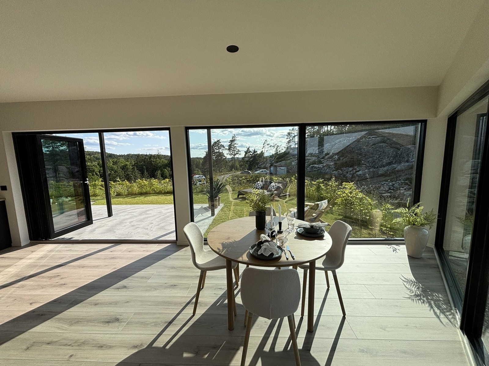 Sømløs overgang til uteområdet - perfekt for sosiale stunder Galleribilde