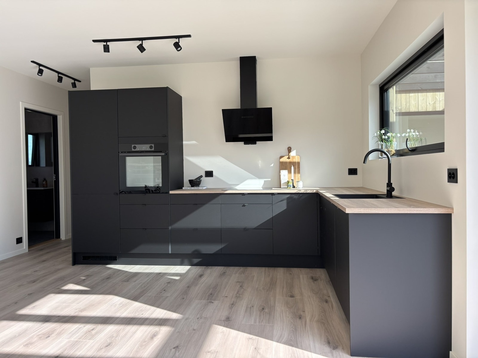 Et sosialt og funksjonelt kjøkken med god oppbevaringsplass. Galleribilde