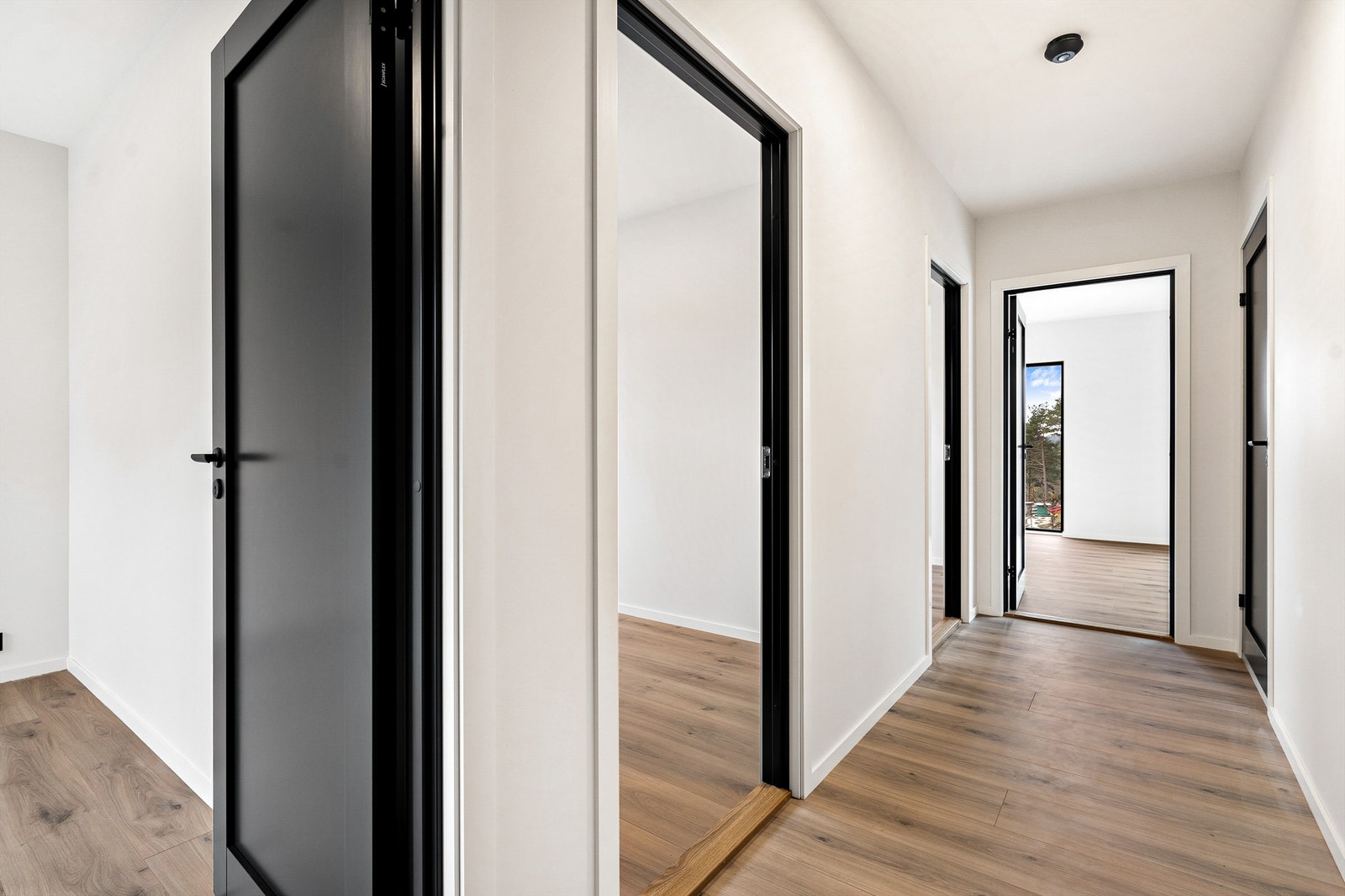 Soveromsfløy med fire soverom, alternativt tre soverom og en tv-stue. Bad til høyre. Galleribilde