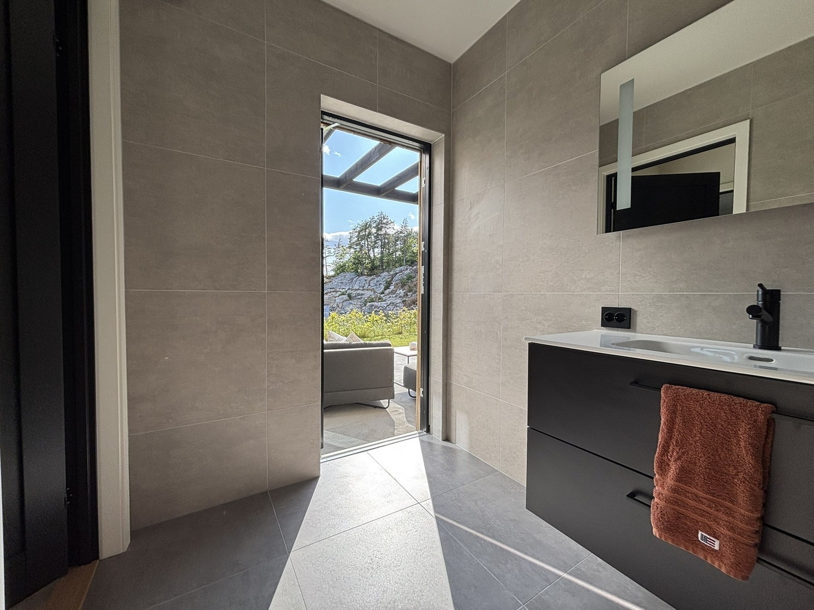 Perfekt for avkobling - gå rett ut i hagen etter en varm dusj. Galleribilde