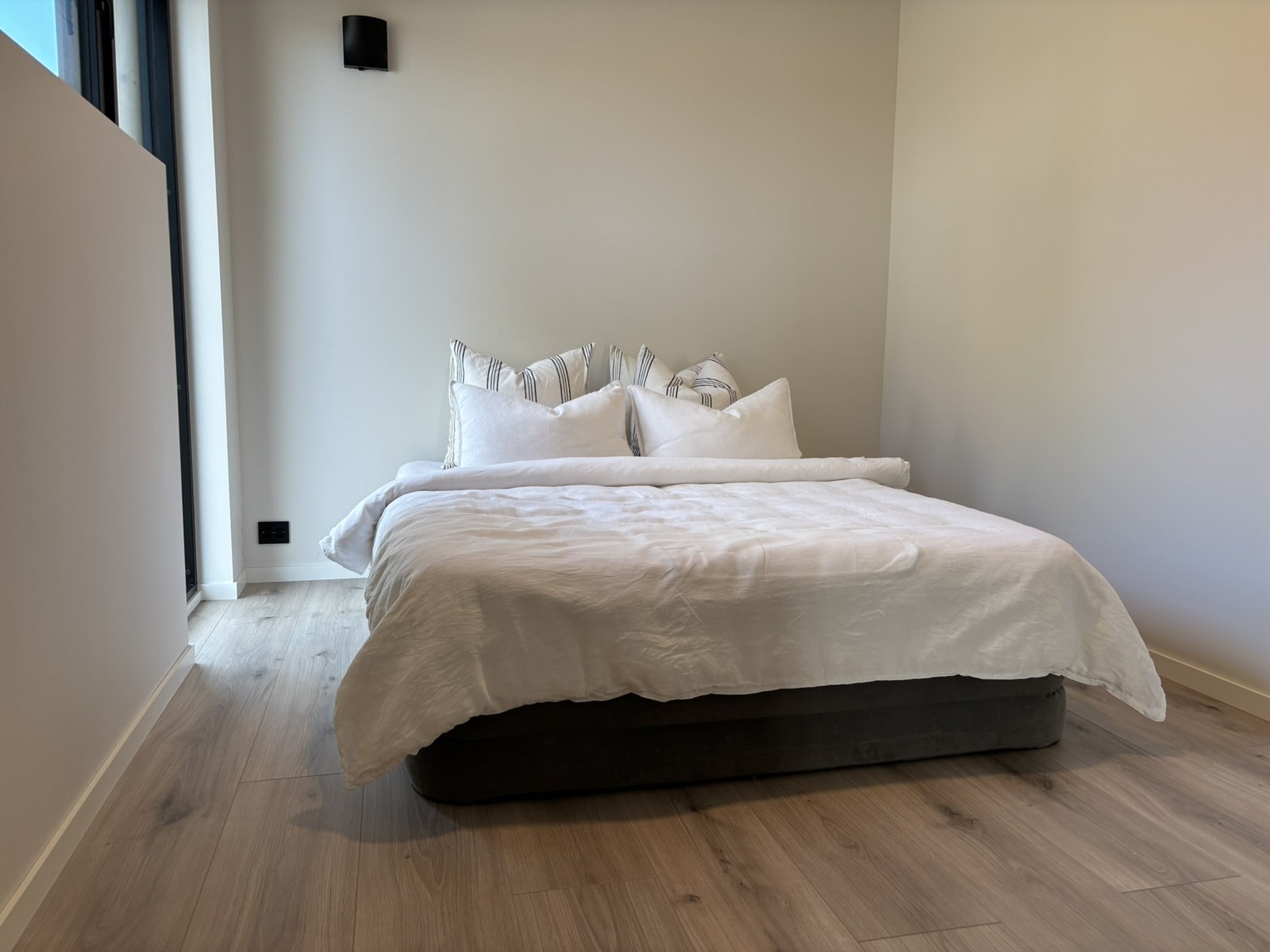 Rolig og innbydende soverom med plass til dobbeltseng Galleribilde