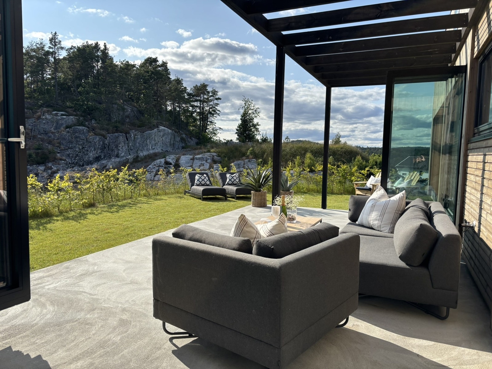 Balkongen blir en naturlig forlengelse av stuen. Galleribilde