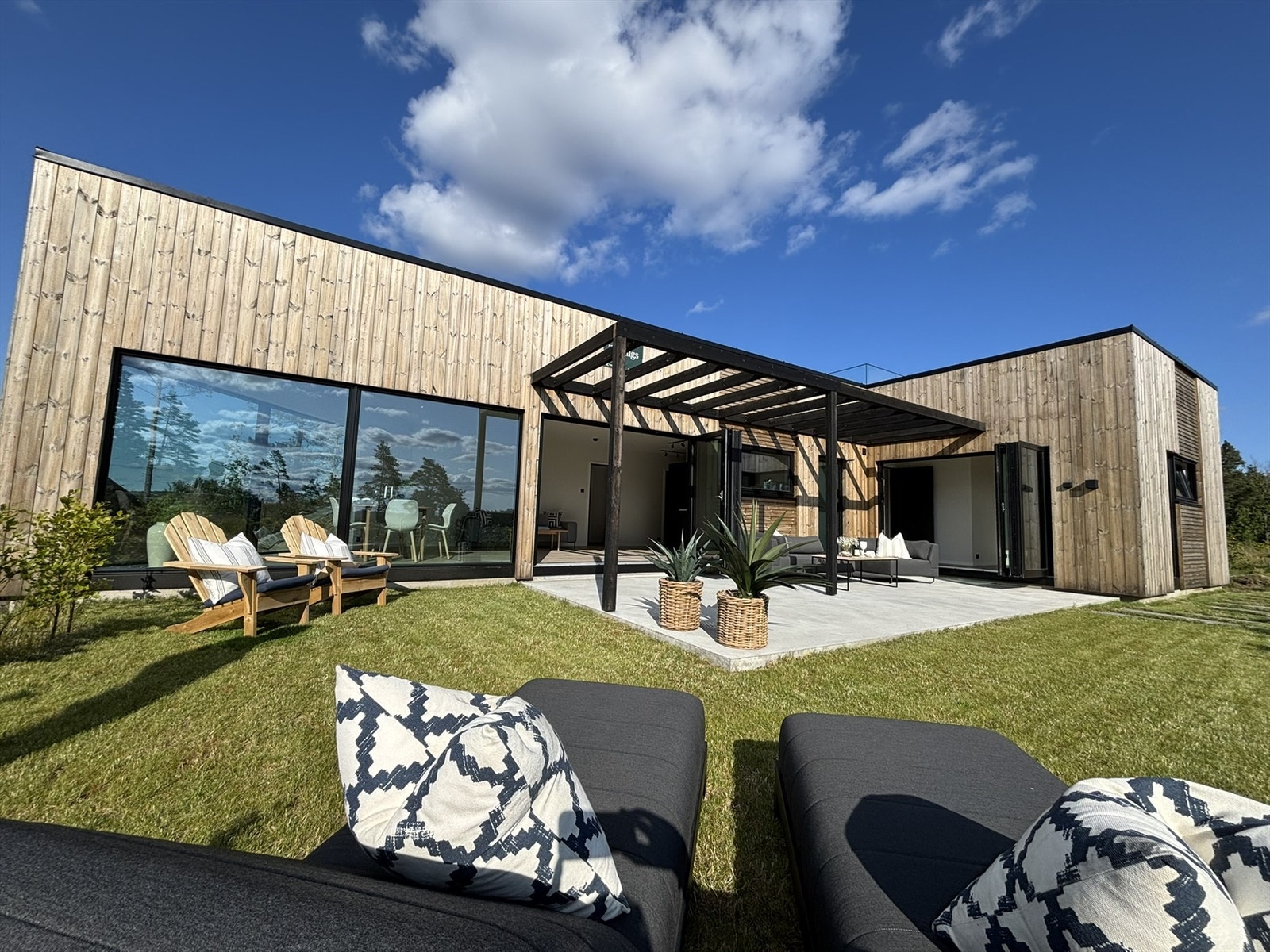 Uteområdet er pent opparbeidet og lettstelt. Galleribilde