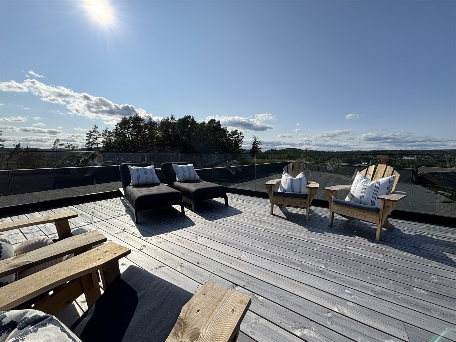 Glassrekkverket gir fri sikt og en elegant ramme rundt uteområdet. Galleribilde