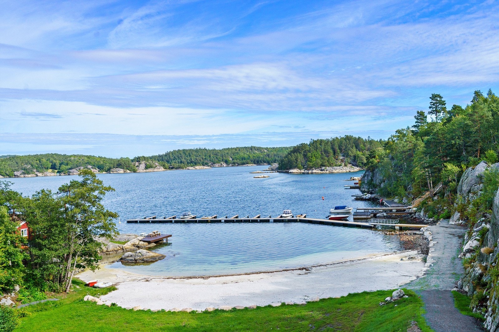 Meget hyggelig og sjarmerende felles badestrand som ligger et steinkast unna hytten. Galleribilde