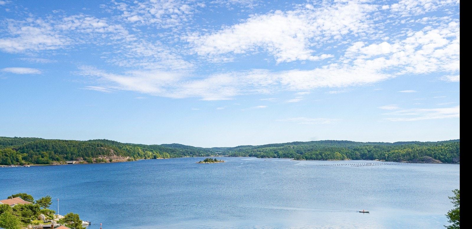 Fra eiendommen er det kort vei til flotte Kaldvellfjorden hvor du kan nyte solfylte og deilige dager! Galleribilde