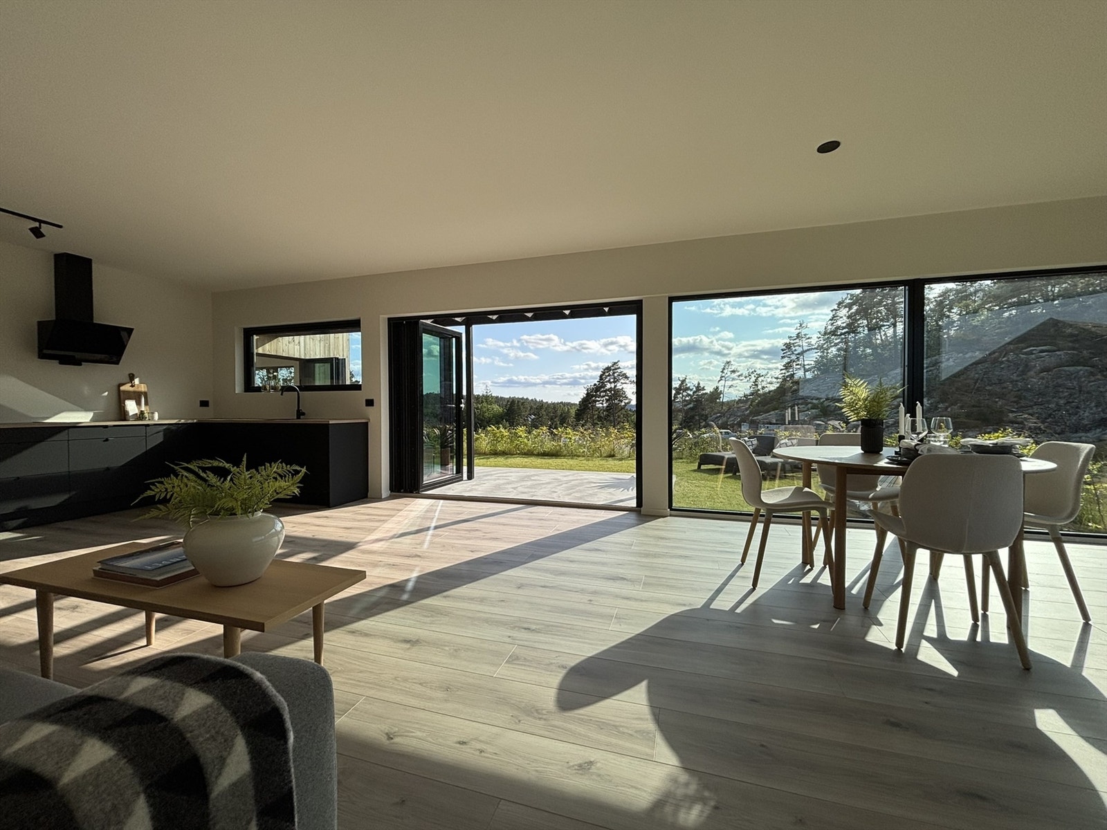 Romslig stue med åpen løsning mot kjøkkenet. Galleribilde