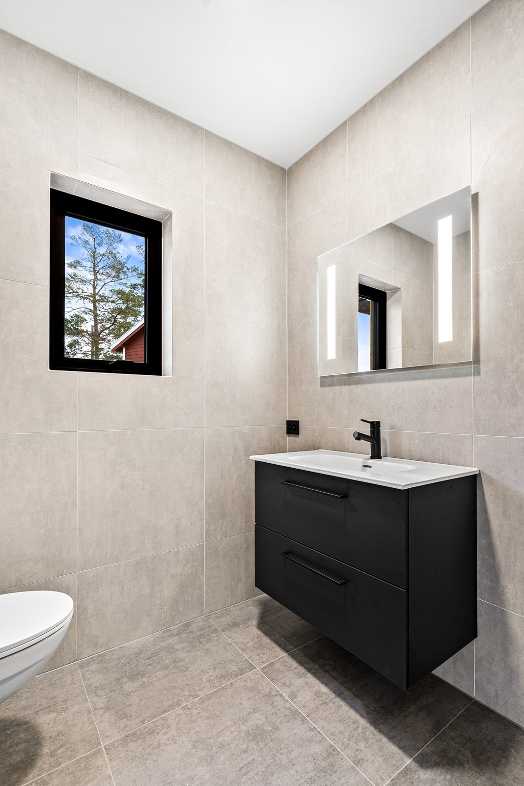 I tillegg er det separat gjestetoalett med samme farge- og materialvalg som hovedbadet. Galleribilde