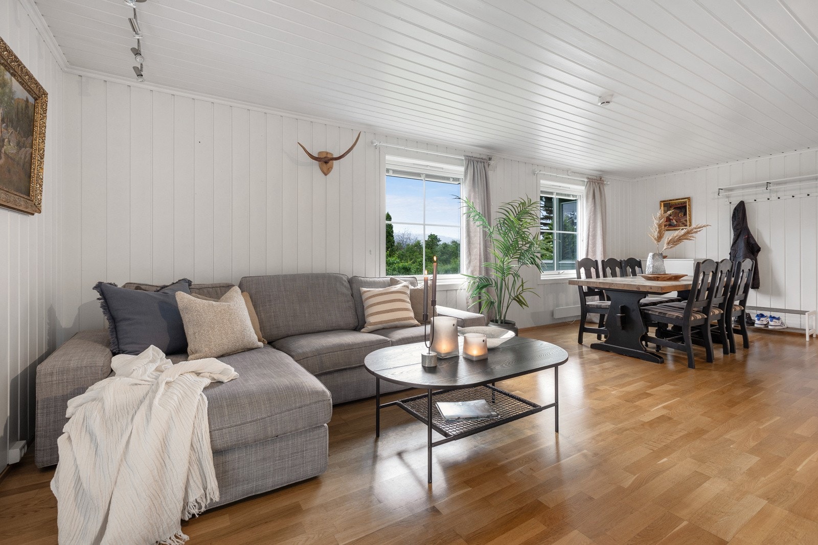 Lys og trivelig stue med god plass for møblement Galleribilde