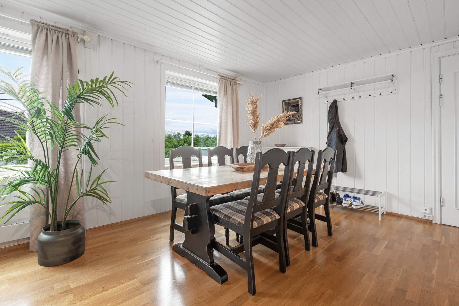 Lys og trivelig stue med god plass for spisestuemøblement. Galleribilde