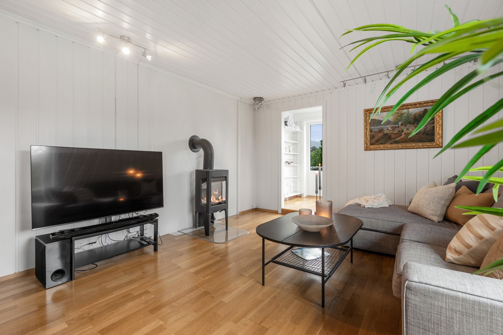 Fra stuen er det utgang til veranda. Galleribilde