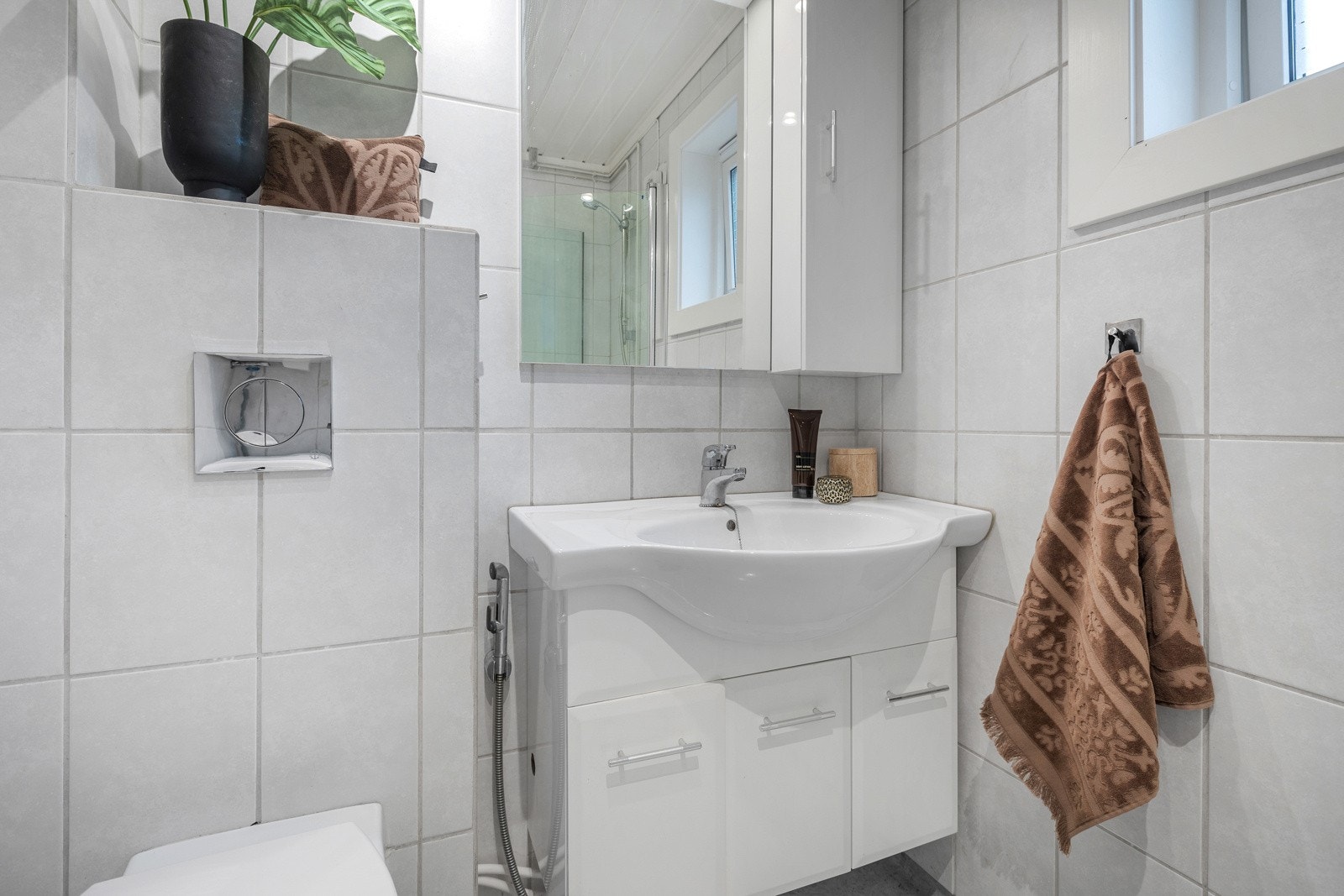 Badet har baderomsbelgg på gulv og fliser på vegg. Galleribilde