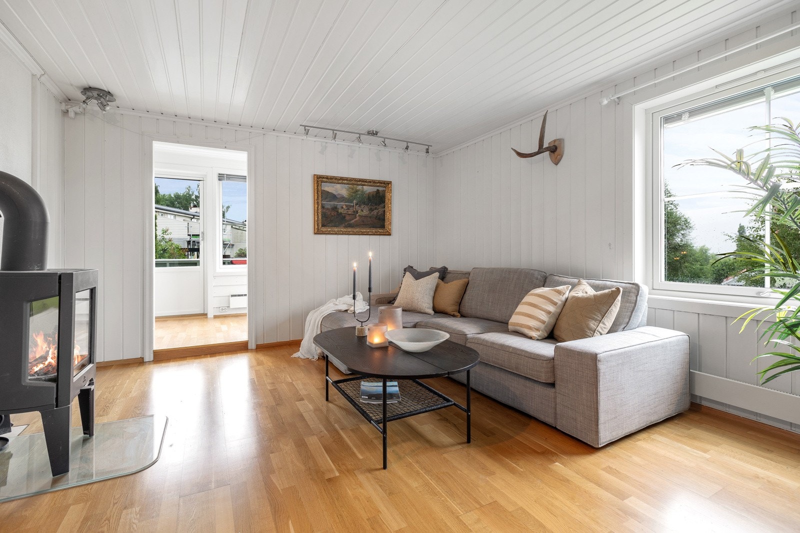 I stuen er det vedovn som gir godt med varme på kaldere dager. Galleribilde