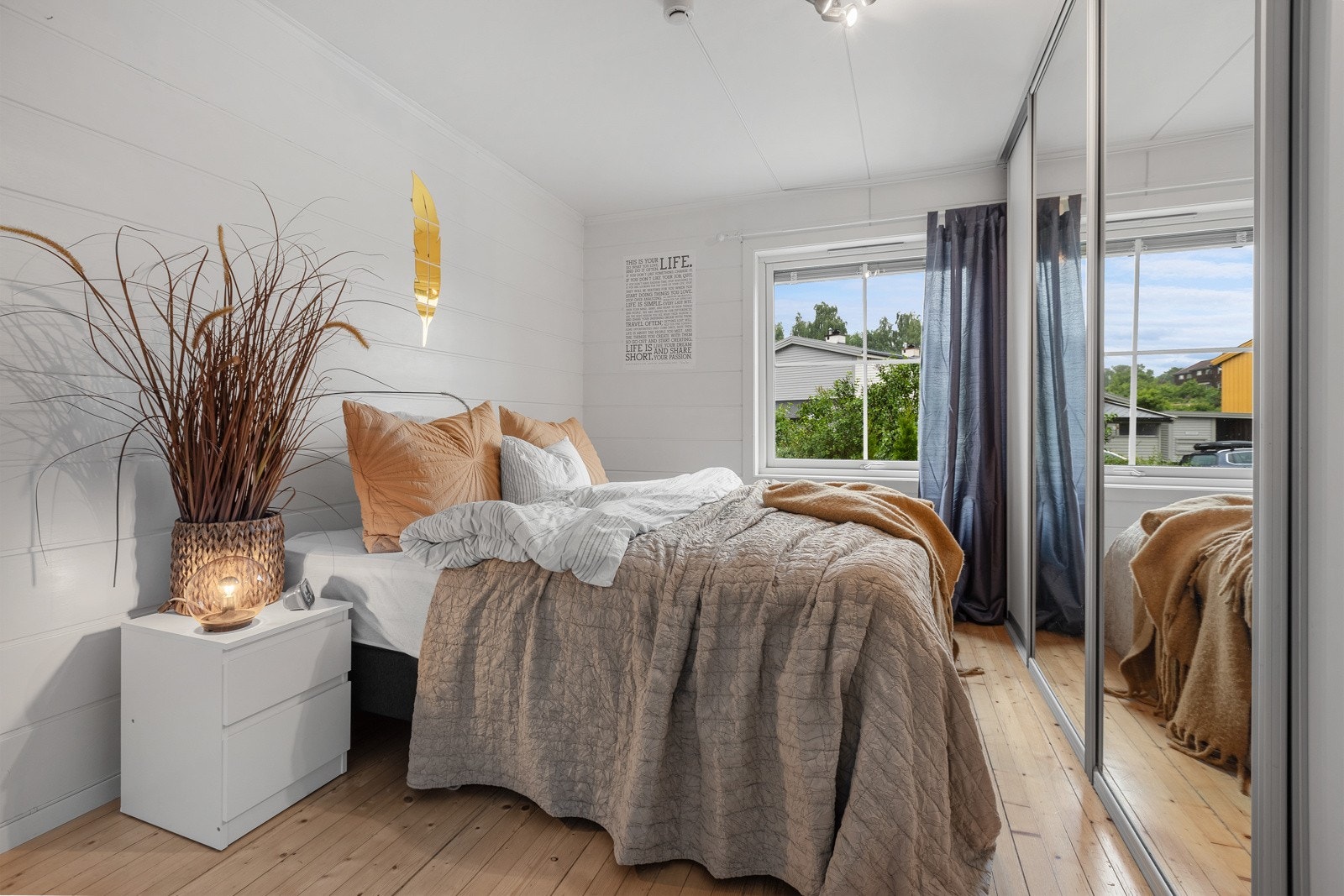 Hovedsoverom med garderobeskap med speilfronter. Galleribilde