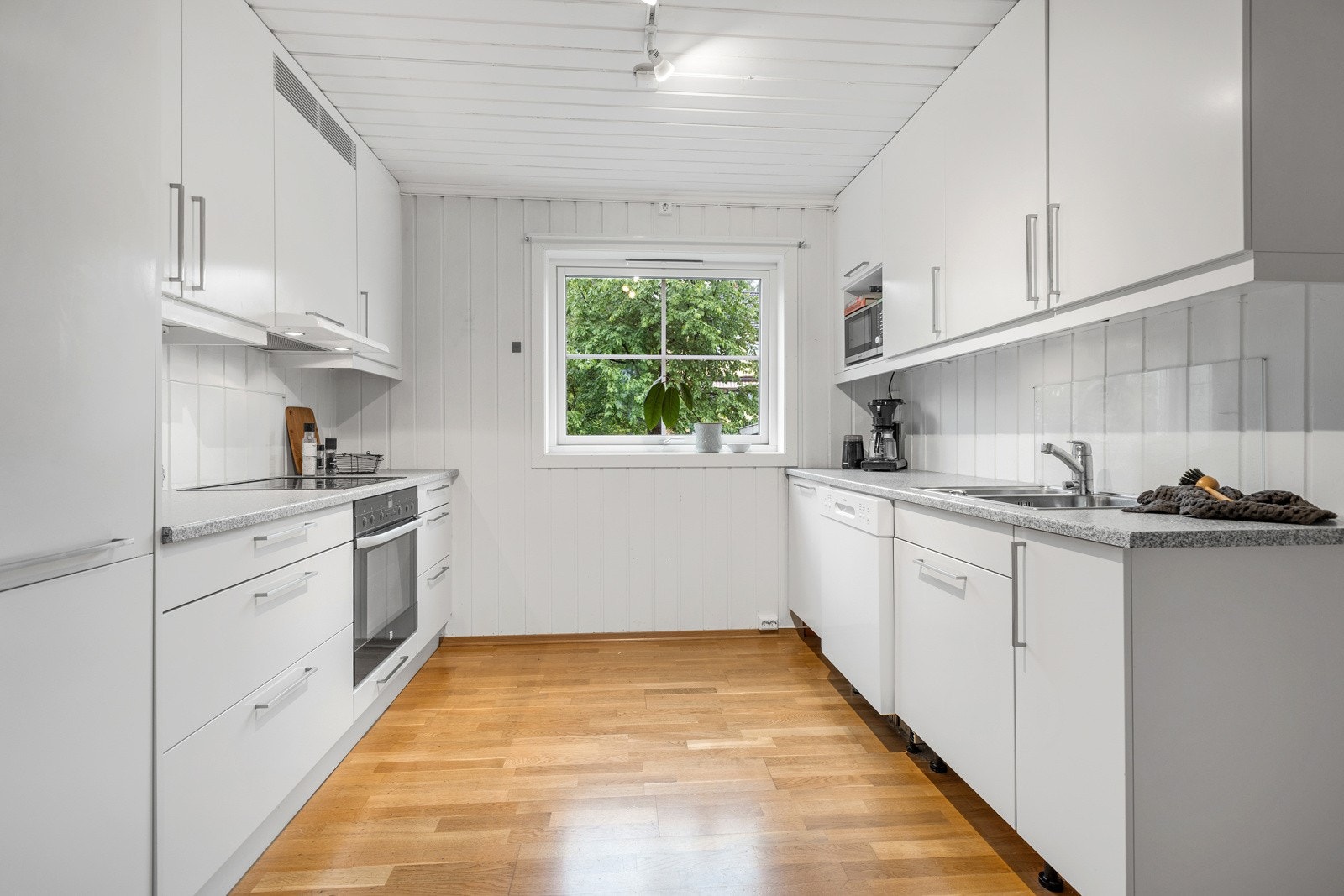 Separat kjøkken med glatte, malte fronter. Galleribilde