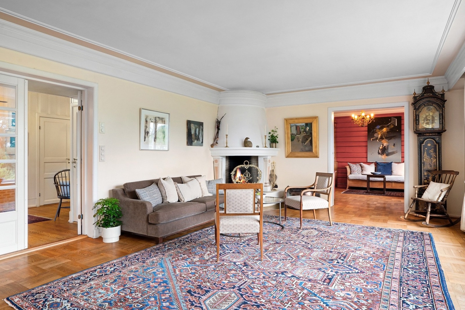 Denne etasjen gir et svært godt inntrykk med flotte oppholdsrom på rekke og rad Galleribilde