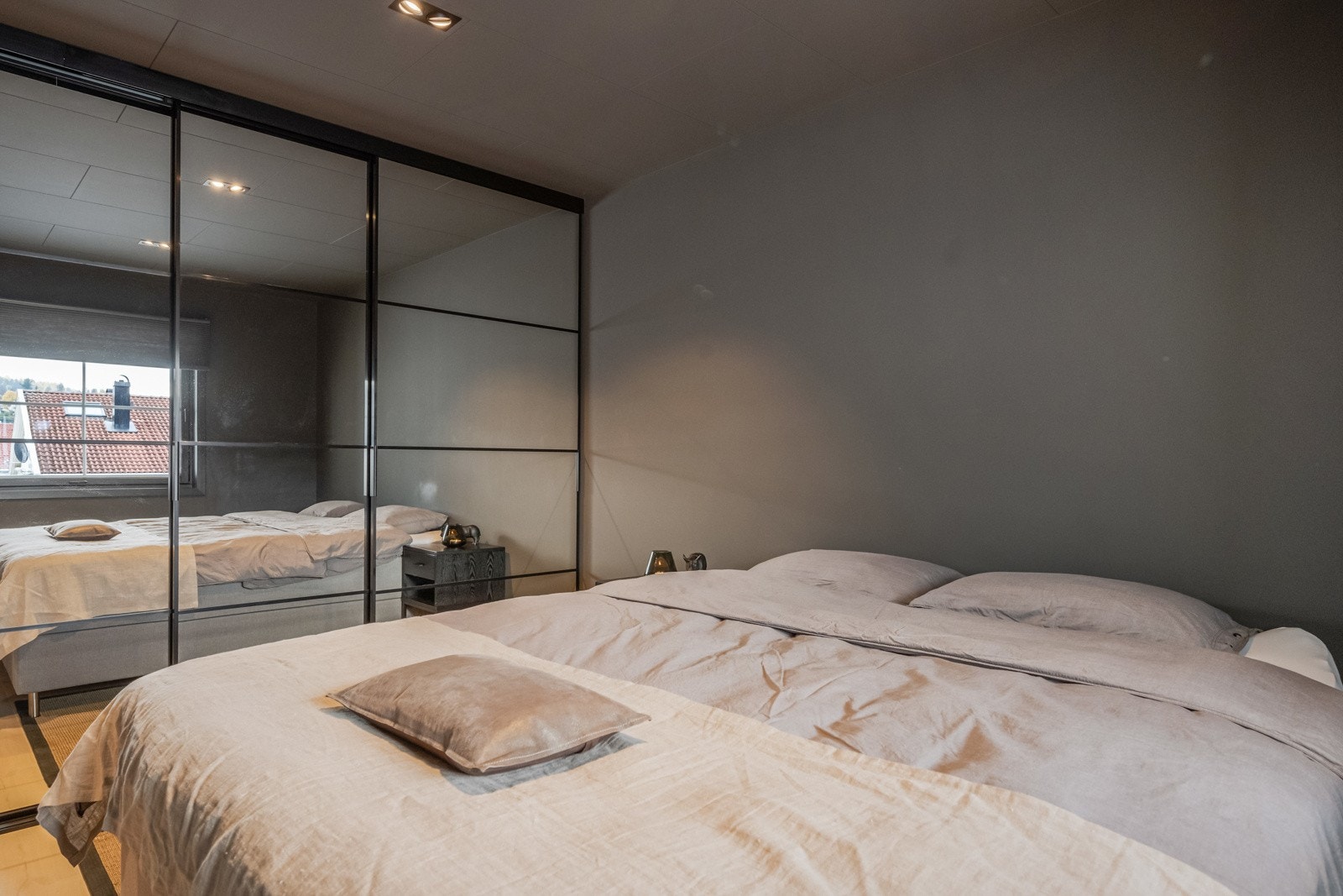 Hovedsoverom med skyvdørsgarderobe Galleribilde