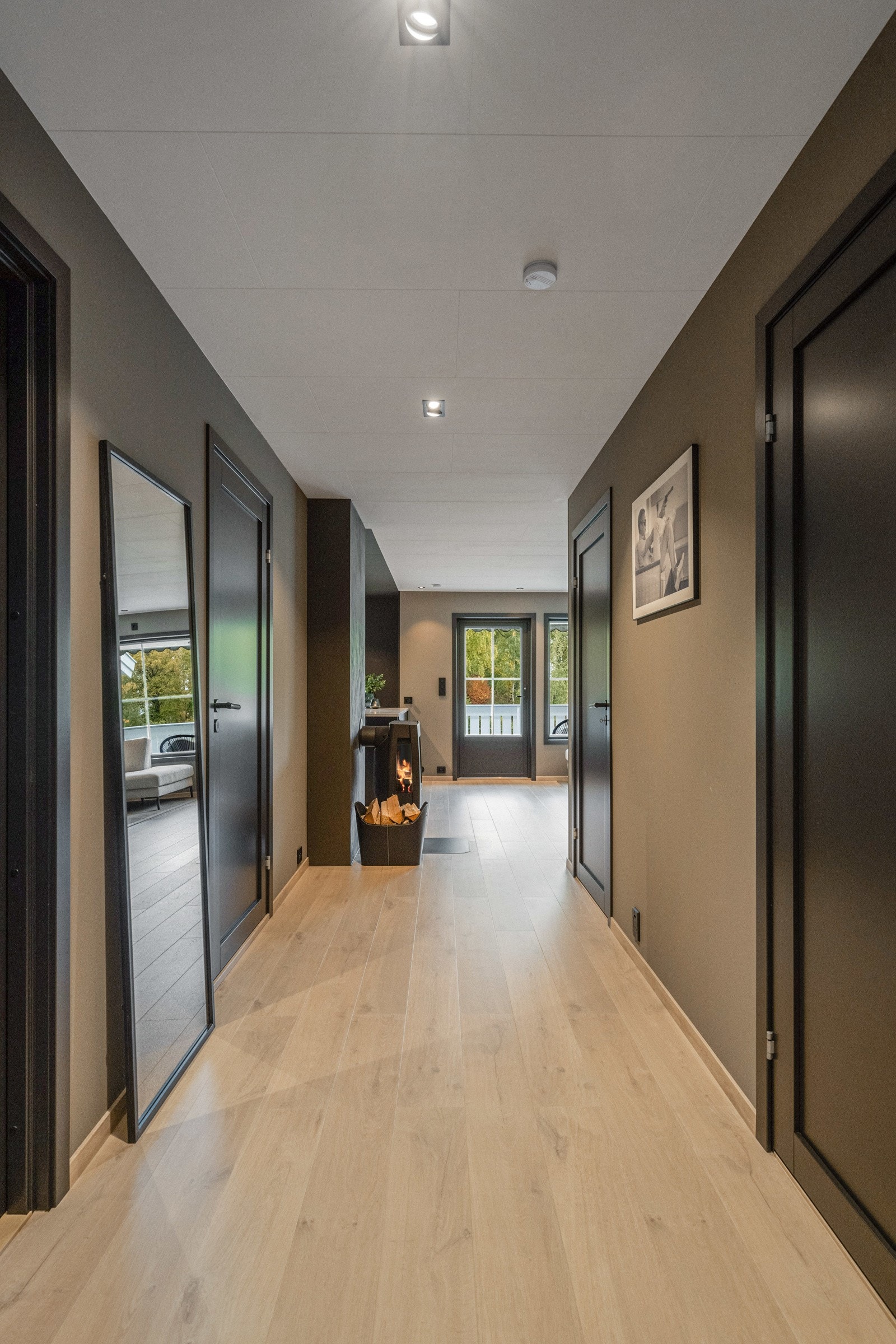 Romslig gang med god oppbevaringsplass Galleribilde