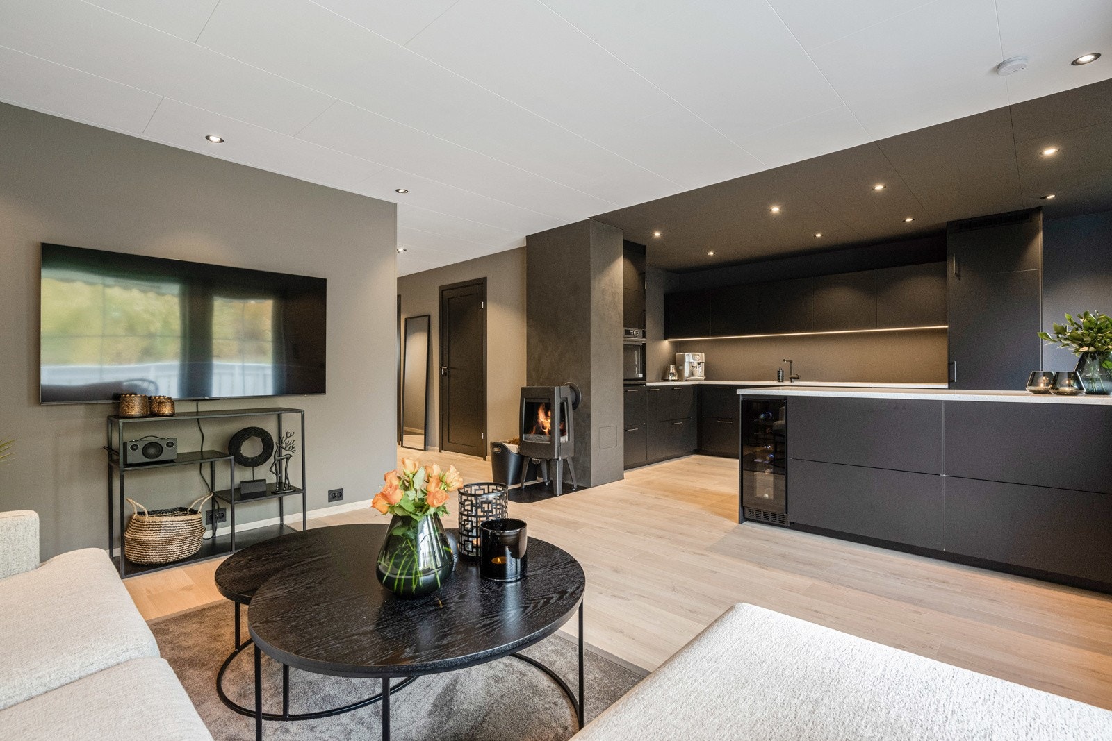 Åpen løsning mellom stue/kjøkken skaper en luftig atmosfære Galleribilde