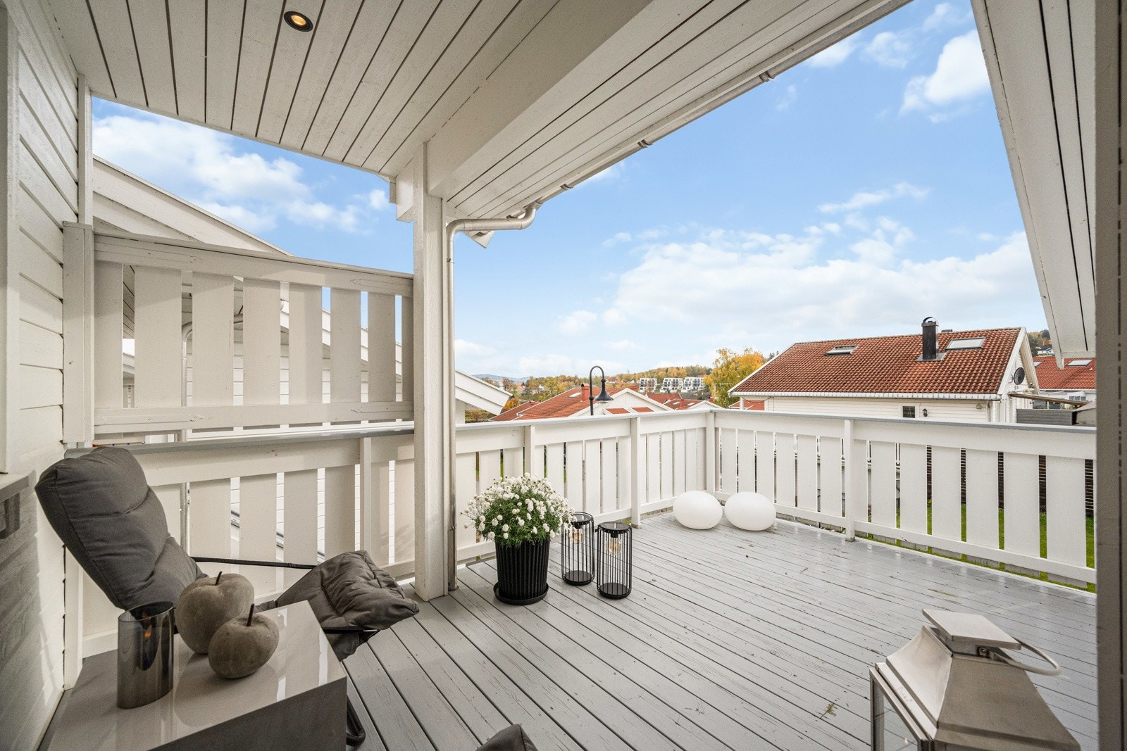 Fra balkong ved inngangsparti er det flott Mjøsutsikt Galleribilde