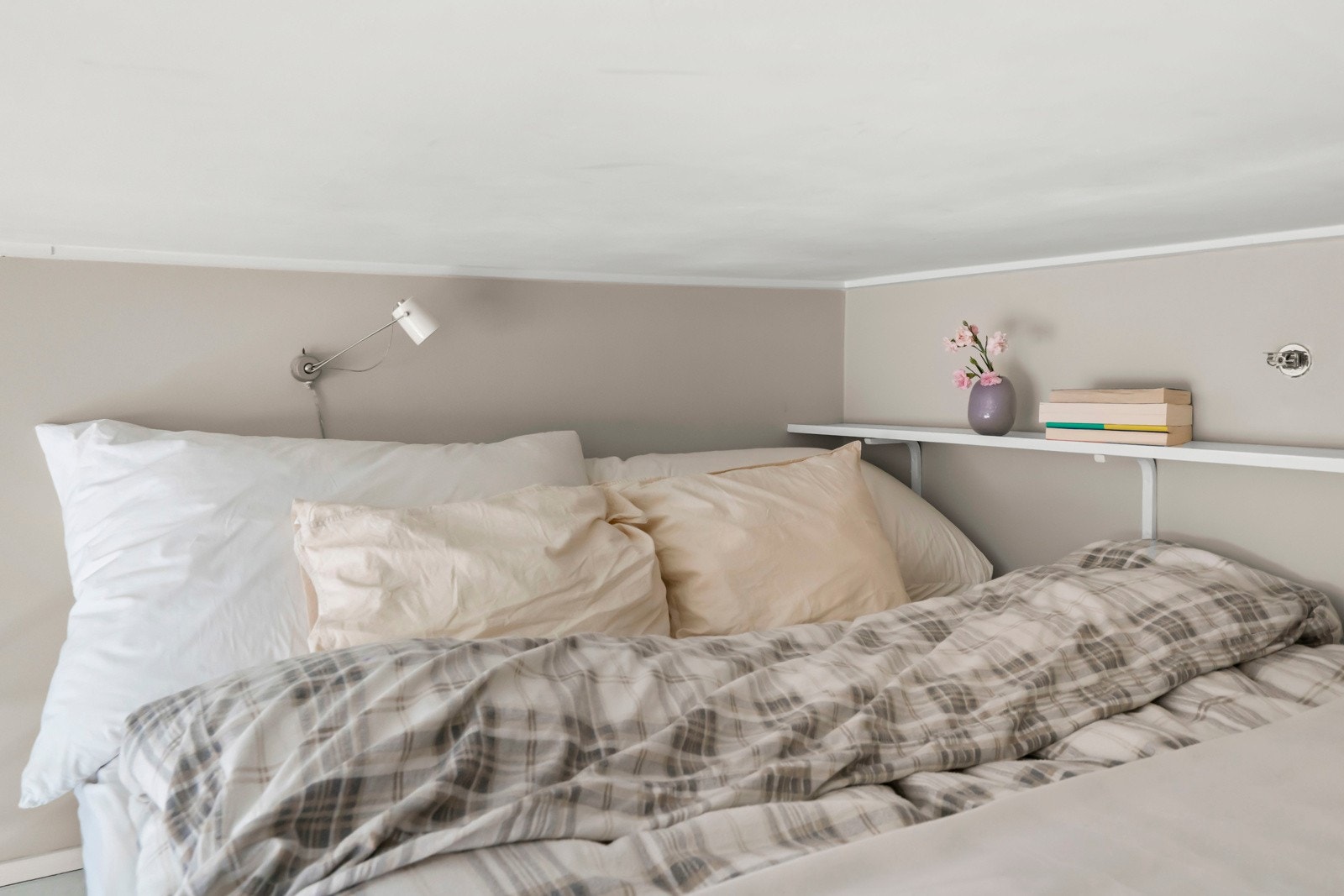 150cm madrass og ytterliggere oppbevaringsplass innvendig i leiligheten, samt i bod på ca. 3,7 m2. Galleribilde