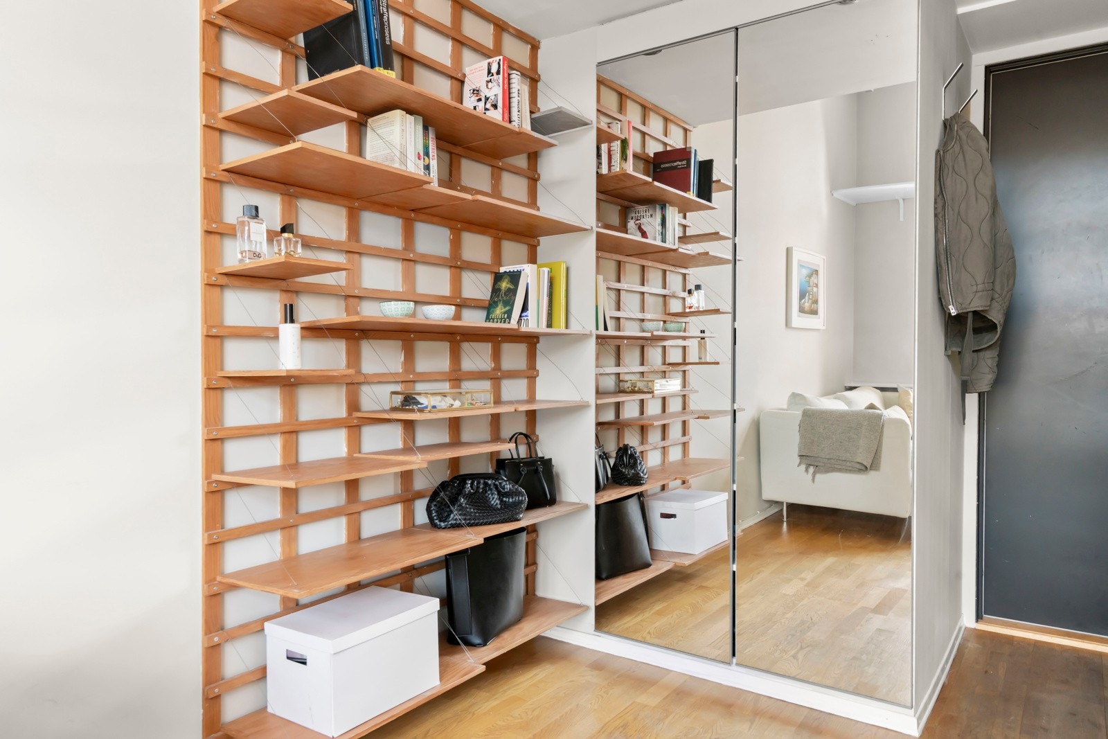 Gode løsninger for oppbevaring i garderobeskap og i plassbygget hyllesystem Galleribilde