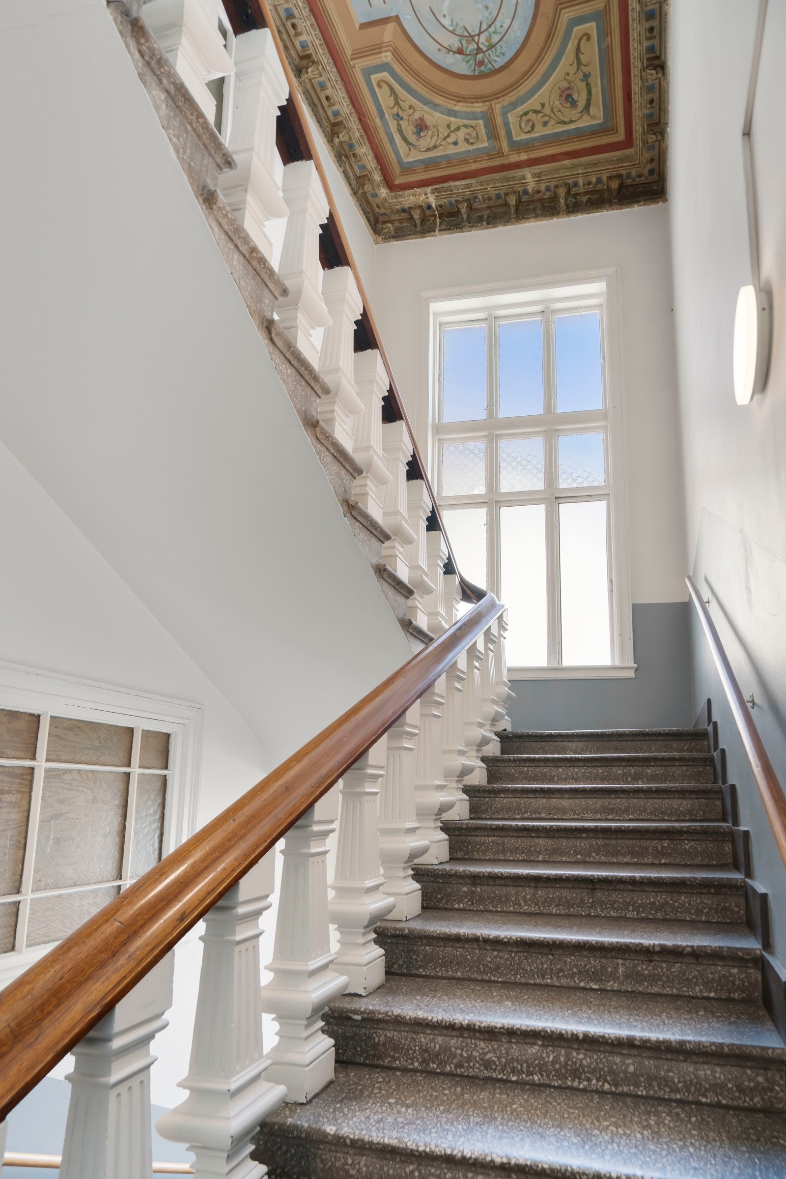 Klassisk bygård fra 1895 rehabilitert i 2005 - den perfekte kombinasjonen mellom bevarte klassiske detaljer og god standard. Galleribilde