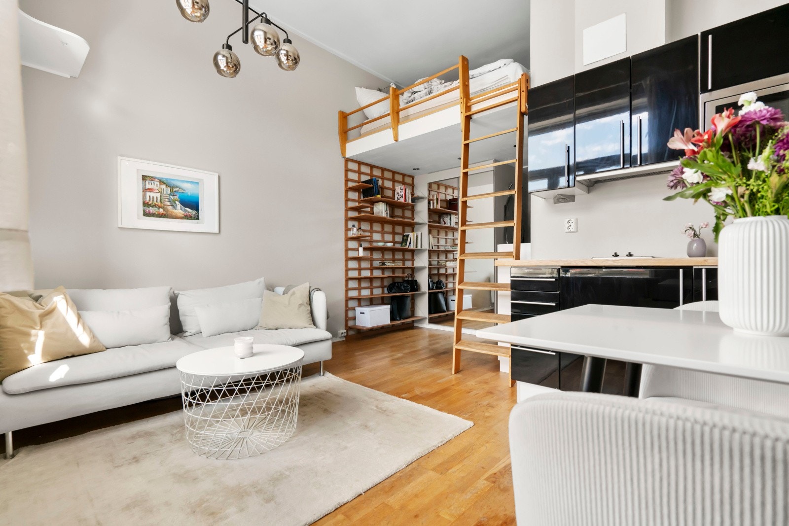 Plass til både sofa med tilhørende møblement, samt et hyggelig spisebord ved kjøkkenet Galleribilde