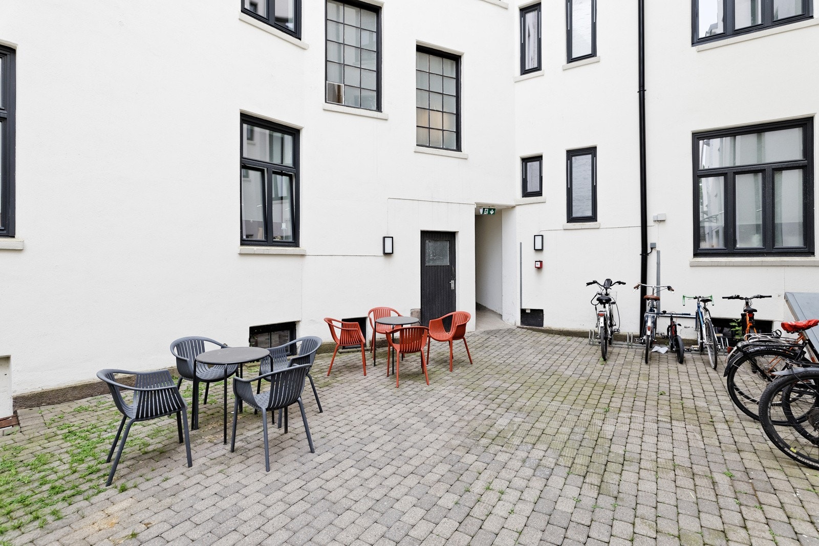 Hyggelig bakgård med felles sykkelparkering Galleribilde