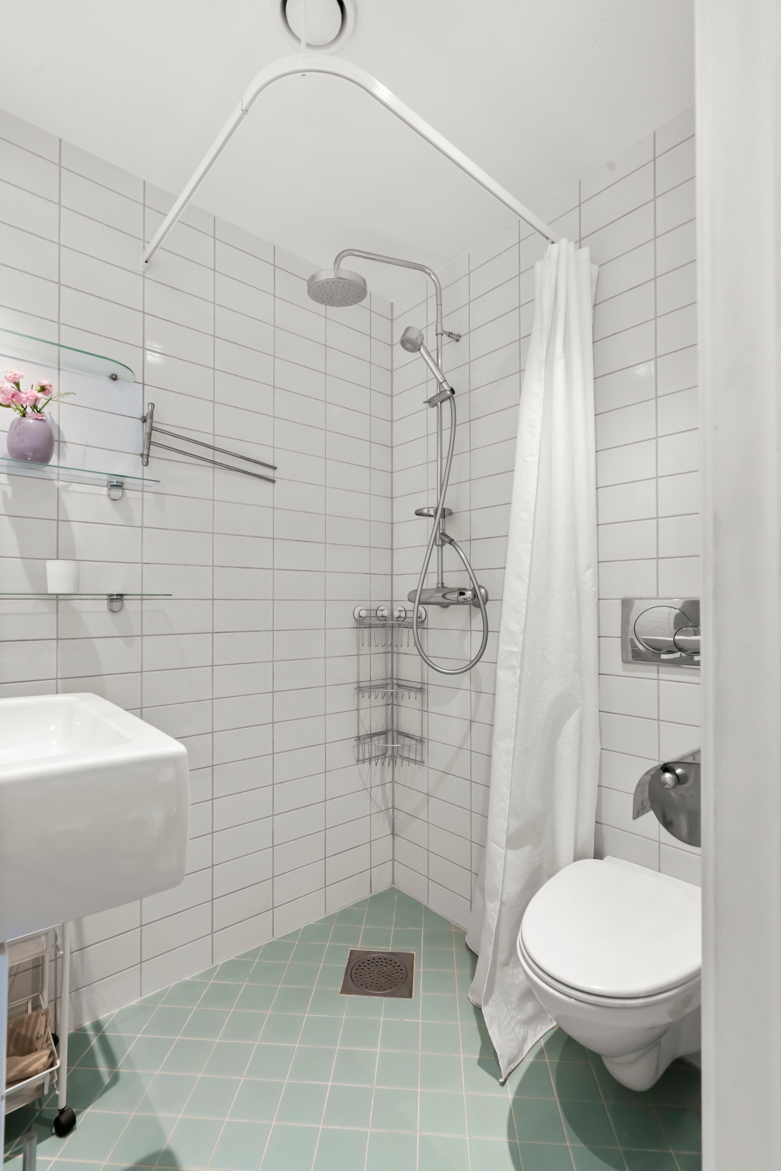 Flislagt bad i et tidløst uttrykk - felles varmtvann og felles vaske- og tørkerom i bygget Galleribilde