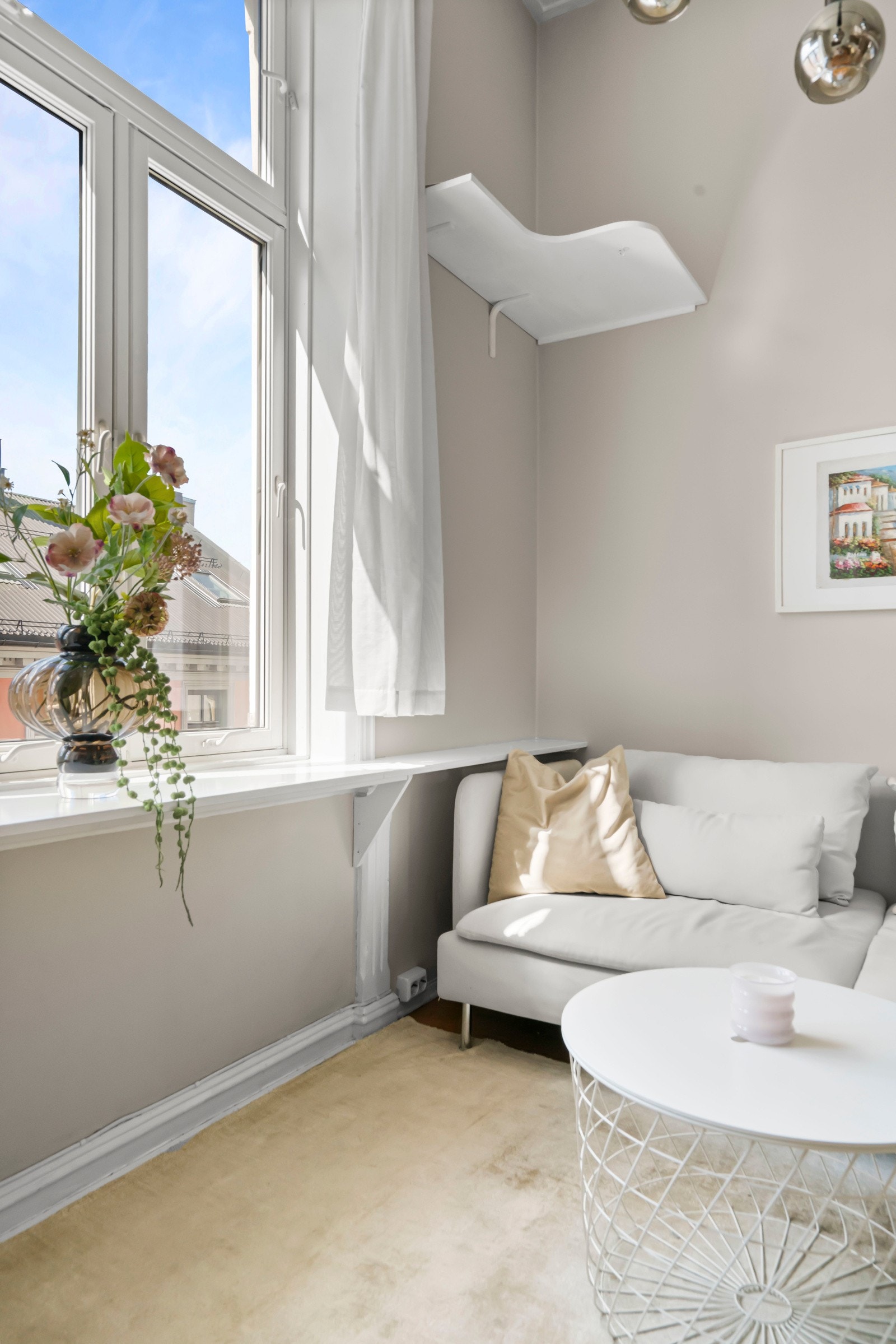 Hele leiligheten oppleves som lys, luftig og tidsriktig med den gode takhøyden (3,3m) kombinert med store vindusflater fra 2015 Galleribilde