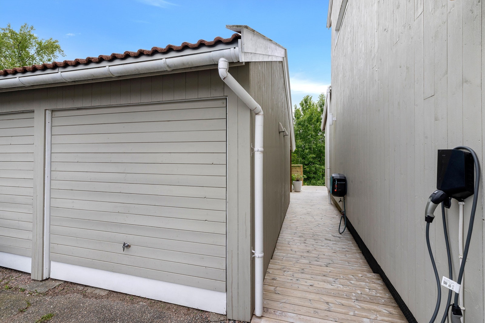 Gjennomgang til bakside mellom hus og garasje. Galleribilde