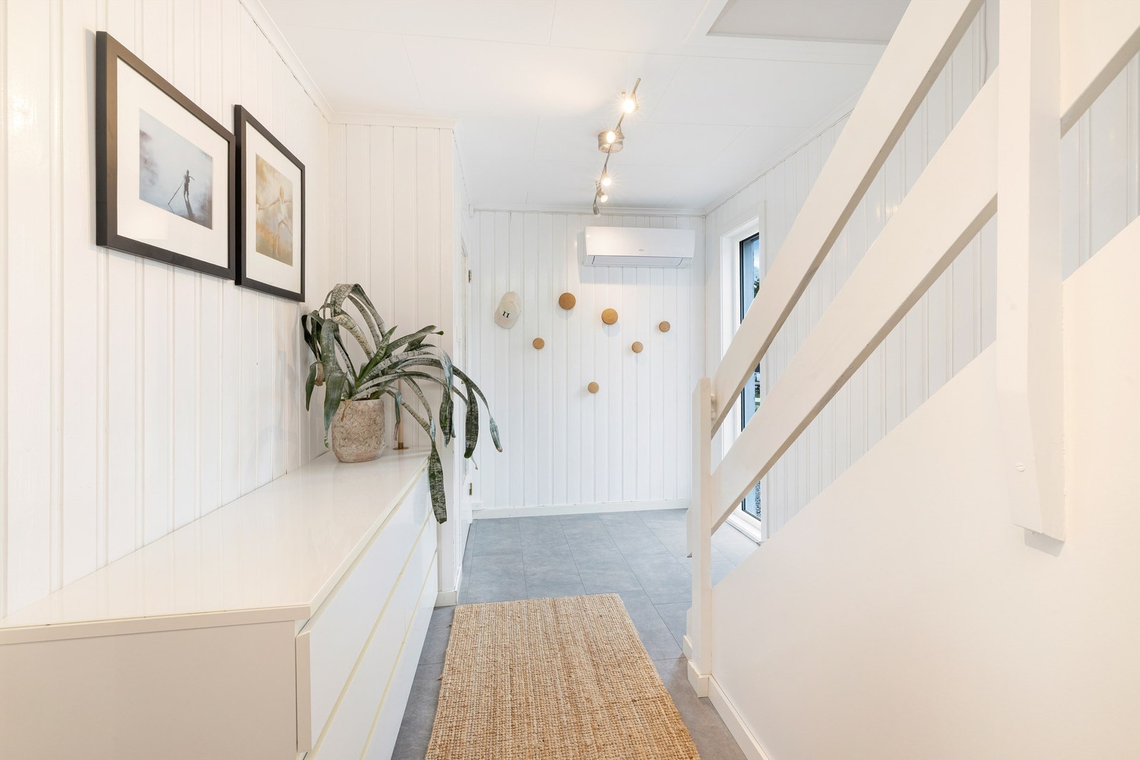 Lys og innbydende entré med god plass til oppbevaring. Galleribilde