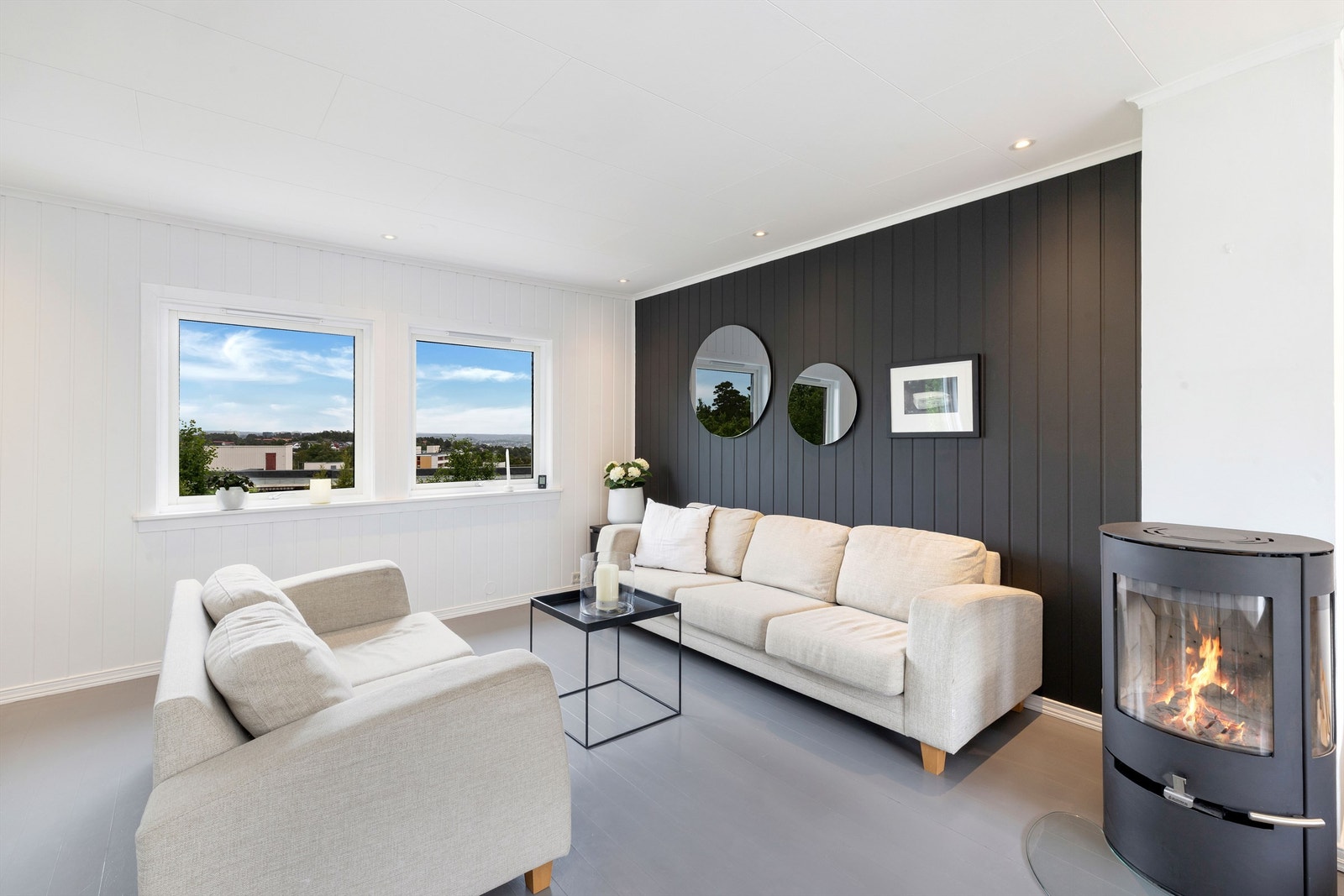 Moderne peis som skaper en varm og koselig atmosfære. Galleribilde