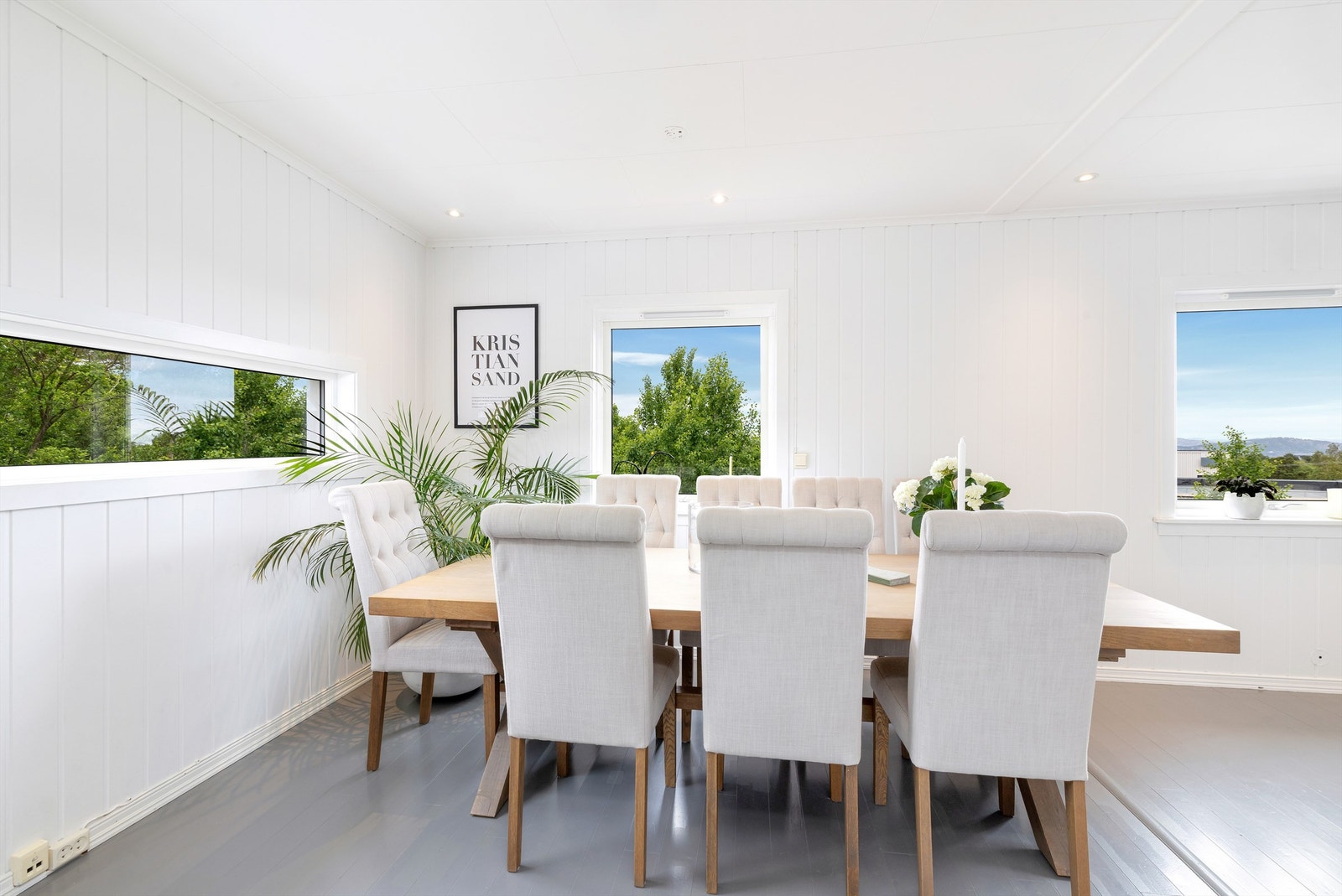 Spiseområdet er lyst og har plass til hele familien. Galleribilde